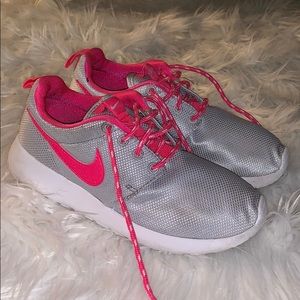 Girls roshe nike